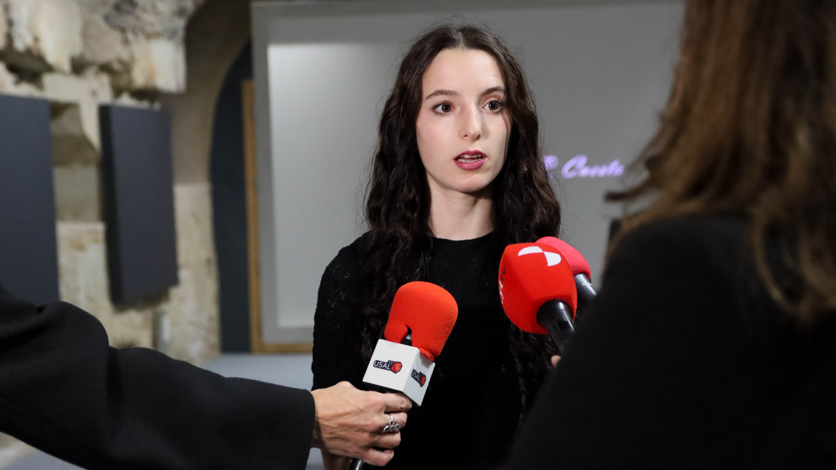 La artista de la obra "Códigos represivos", Elena P. Cuesta, atiende a los medios de comunicación.