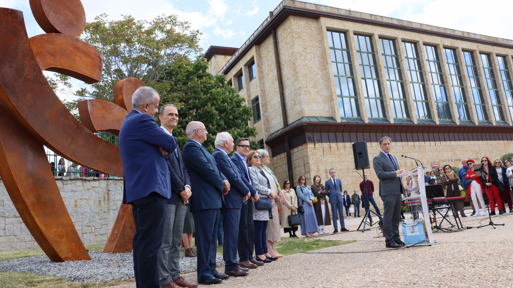 Acto de inauguración de la escultura en homenaje a la labor de los profesionales sanitarios durante la pandemia