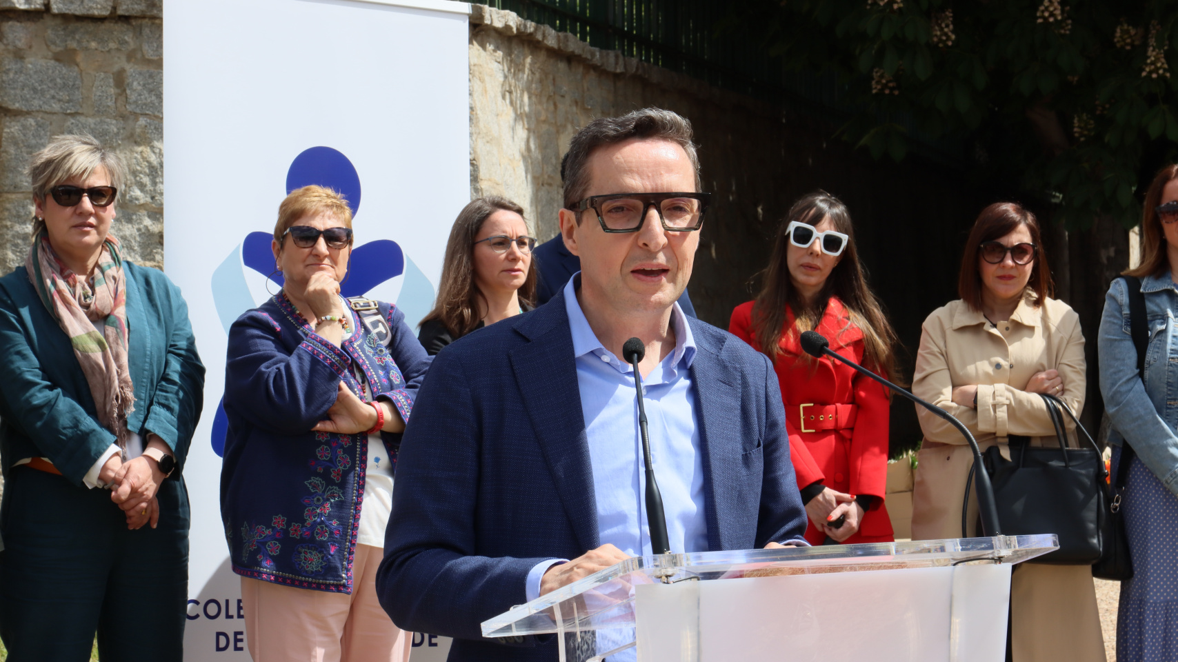 Acto de inauguración de la escultura en homenaje a la labor de los profesionales sanitarios durante la pandemia