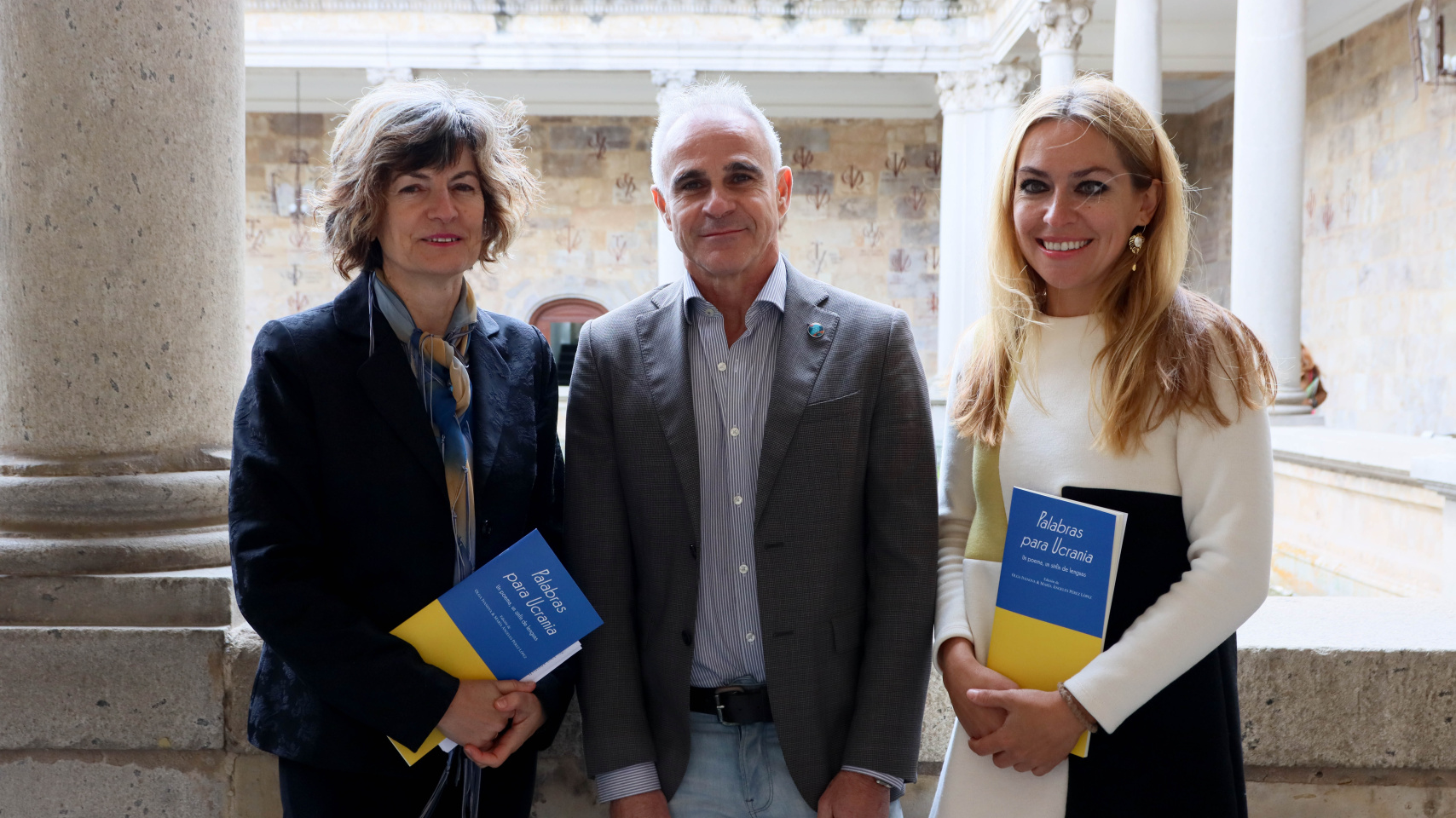 María Ángeles Pérez y Olga Ivanova junto a Jacobo Sanz, director de Ediciones Universidad de Salamanca.