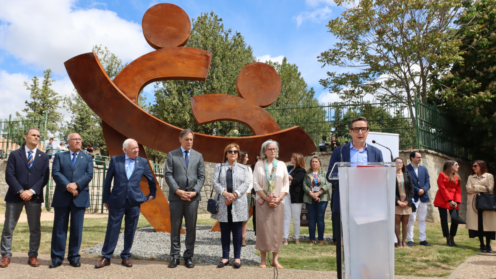 Acto de inauguración de la escultura en homenaje a la labor de los profesionales sanitarios durante la pandemia