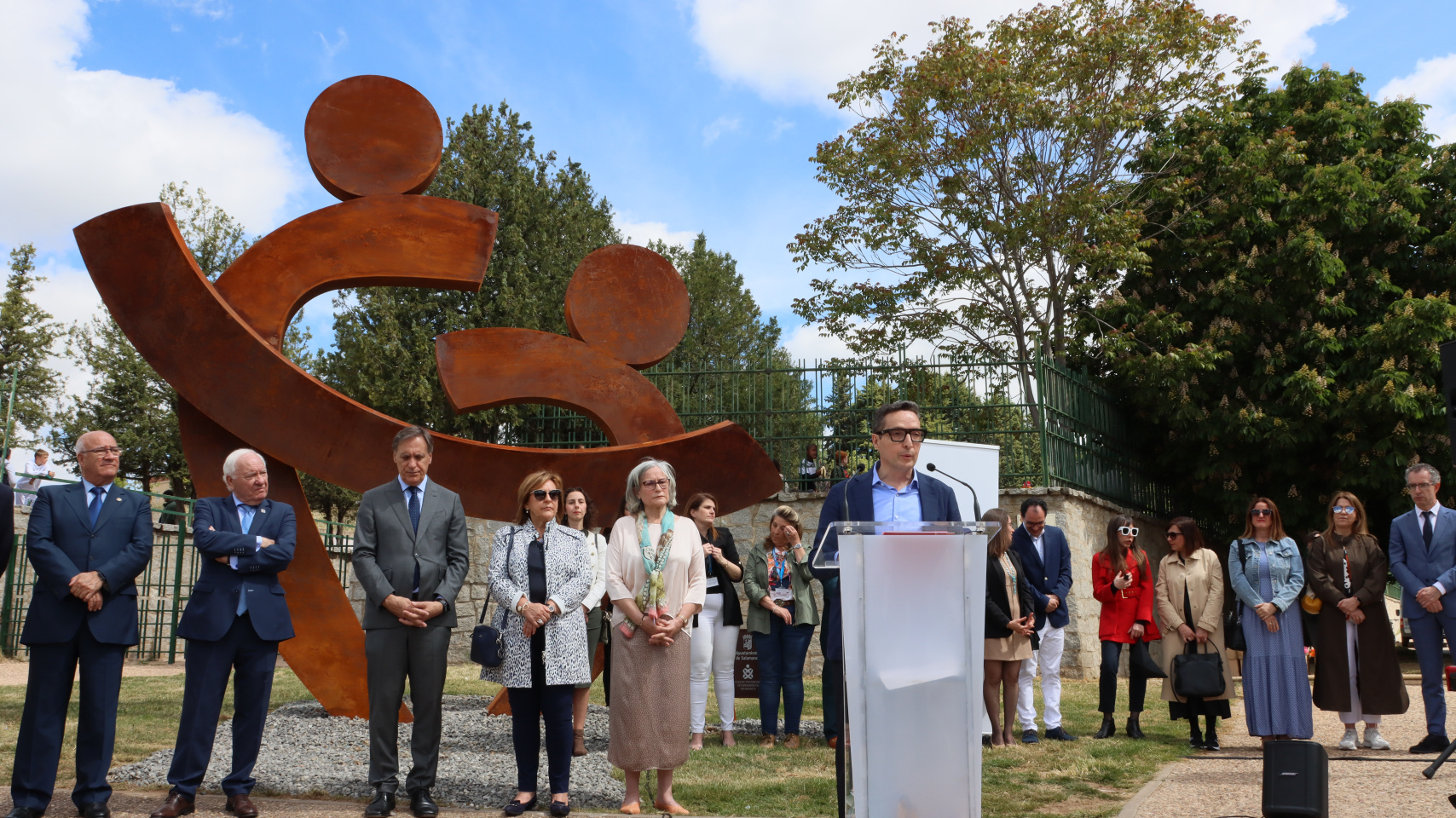 Acto de inauguración de la escultura en homenaje a la labor de los profesionales sanitarios durante la pandemia
