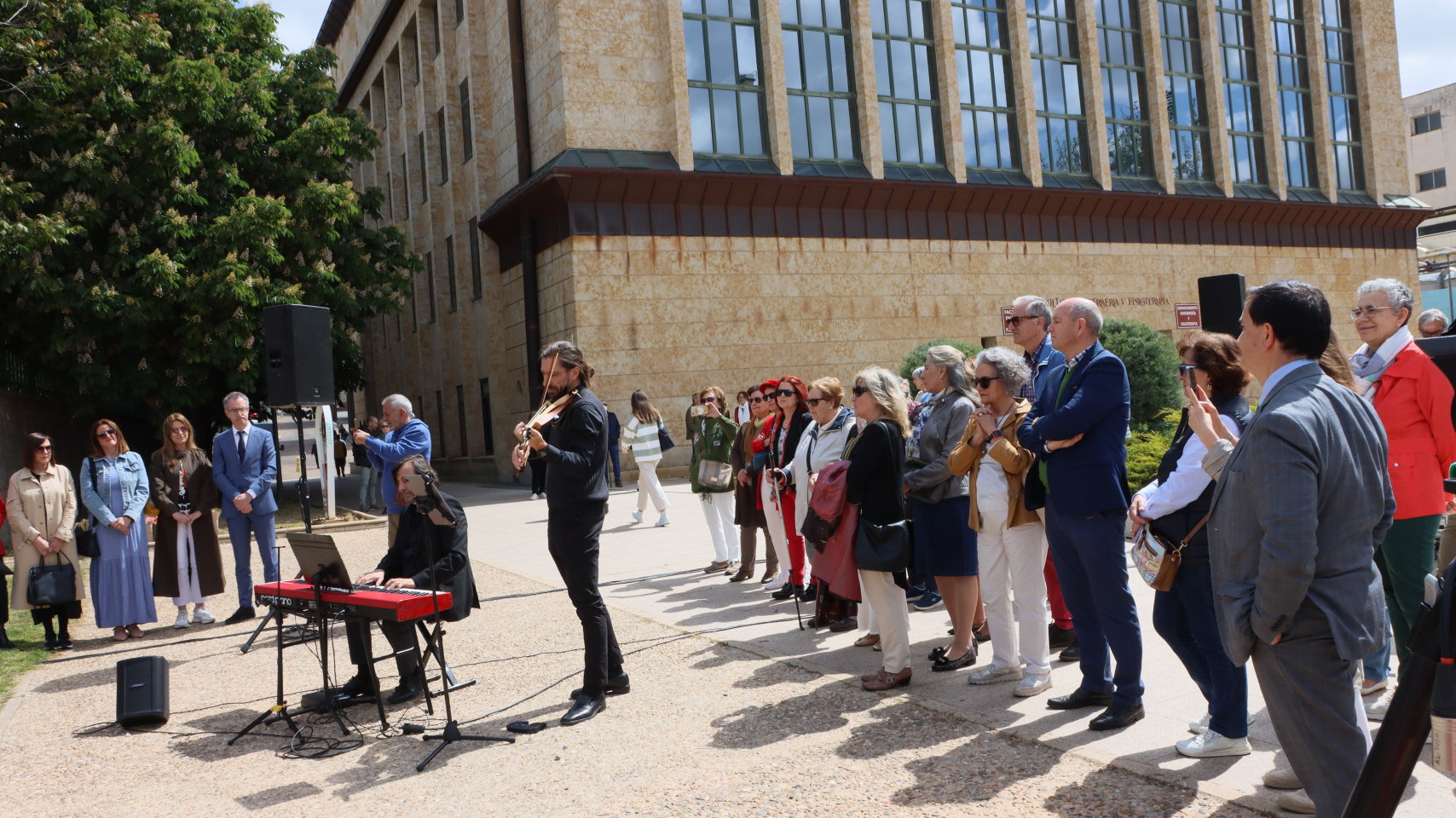 Acto de inauguración de la escultura en homenaje a la labor de los profesionales sanitarios durante la pandemia