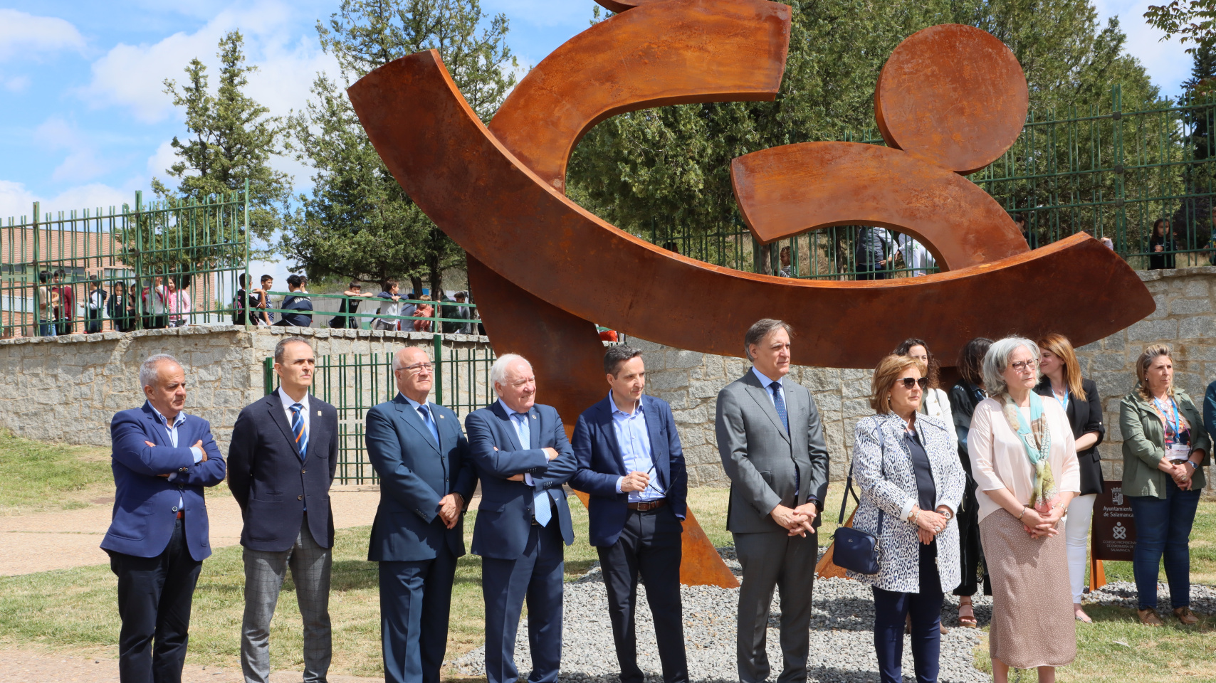 Acto de inauguración de la escultura en homenaje a la labor de los profesionales sanitarios durante la pandemia