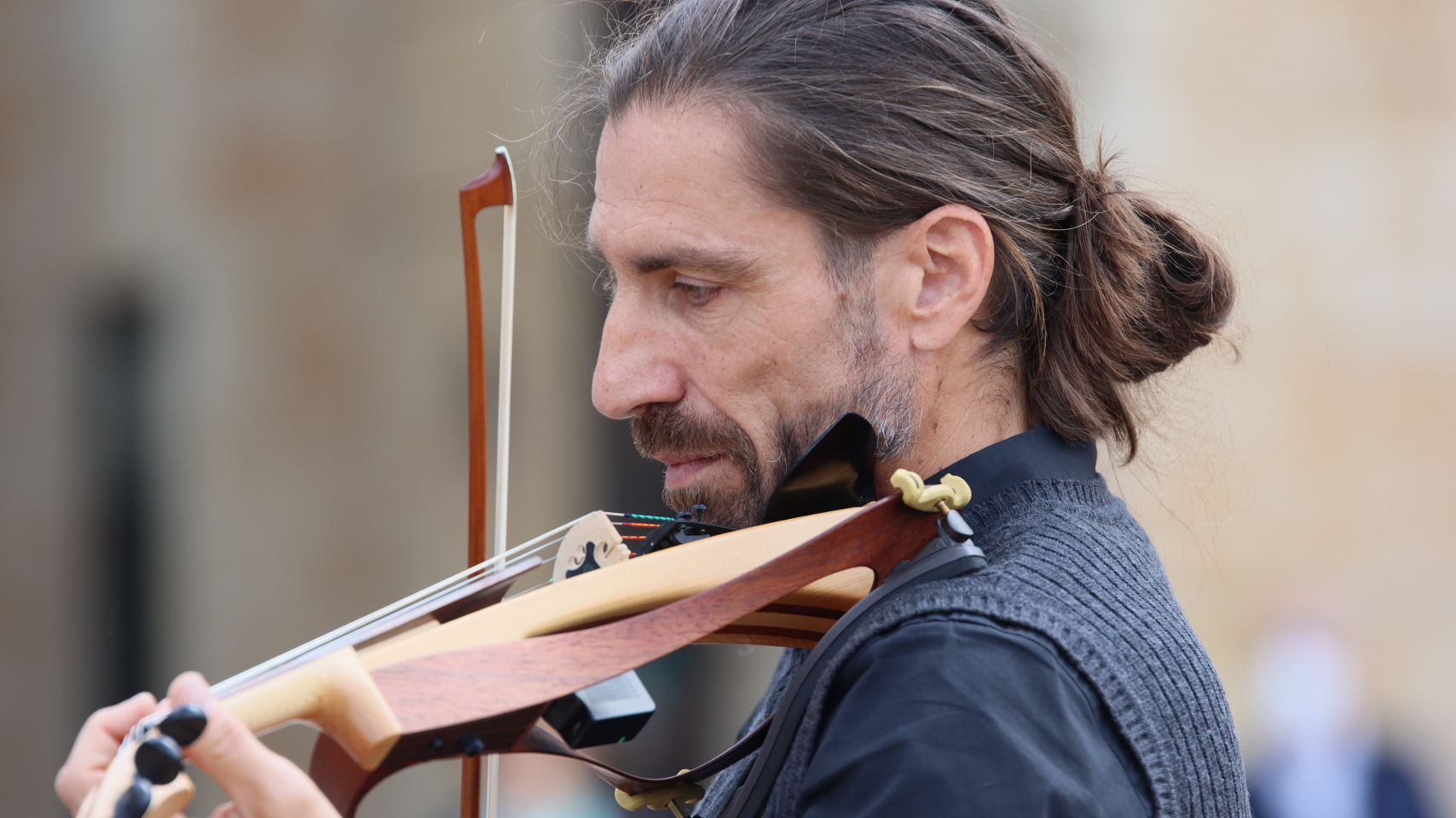Acto de inauguración de la escultura en homenaje a la labor de los profesionales sanitarios durante la pandemia