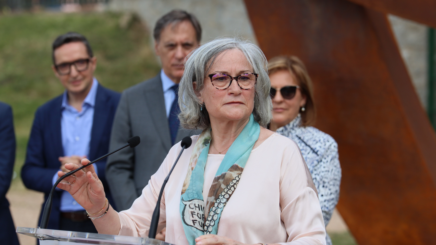 Acto de inauguración de la escultura en homenaje a la labor de los profesionales sanitarios durante la pandemia