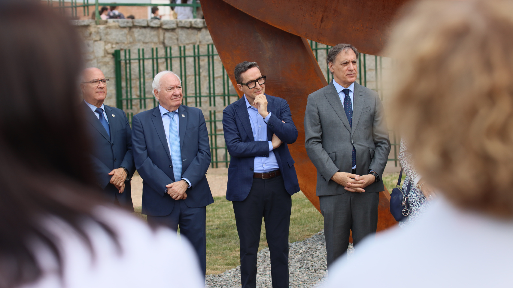 Acto de inauguración de la escultura en homenaje a la labor de los profesionales sanitarios durante la pandemia