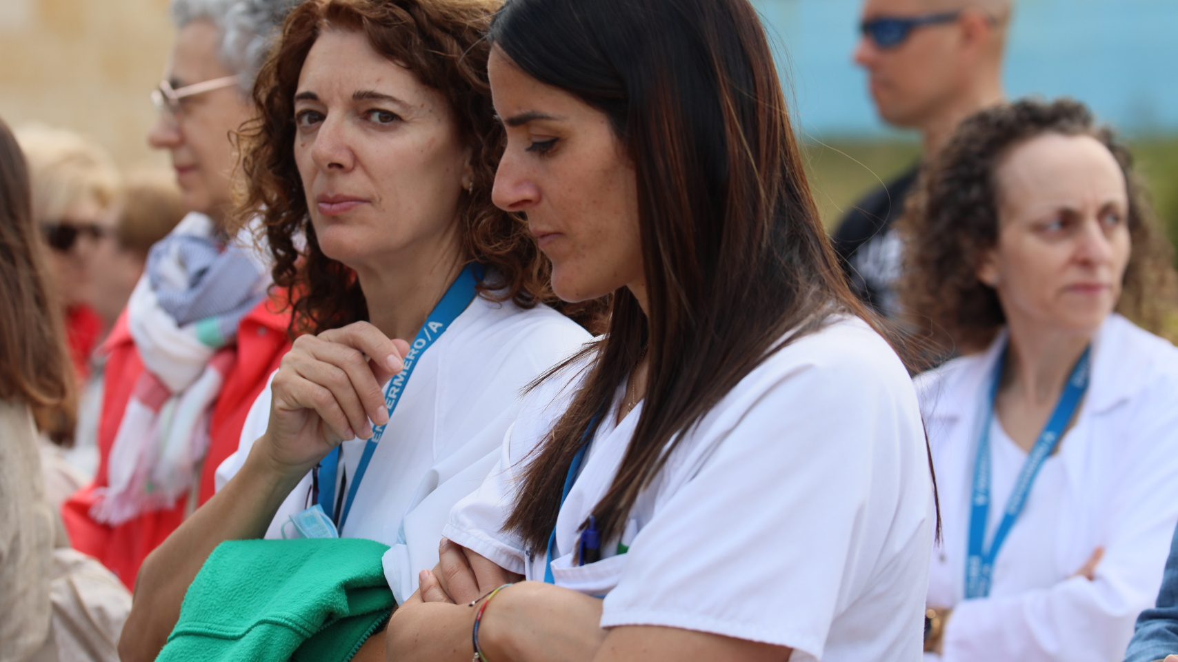 Acto de inauguración de la escultura en homenaje a la labor de los profesionales sanitarios durante la pandemia