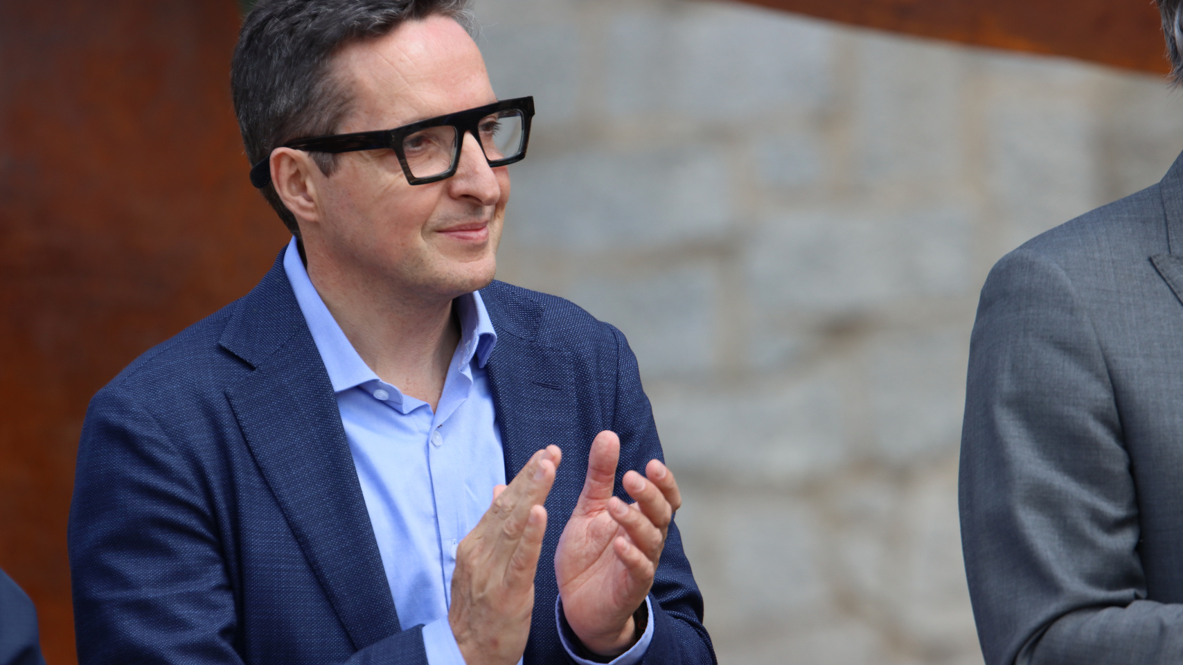 Acto de inauguración de la escultura en homenaje a la labor de los profesionales sanitarios durante la pandemia