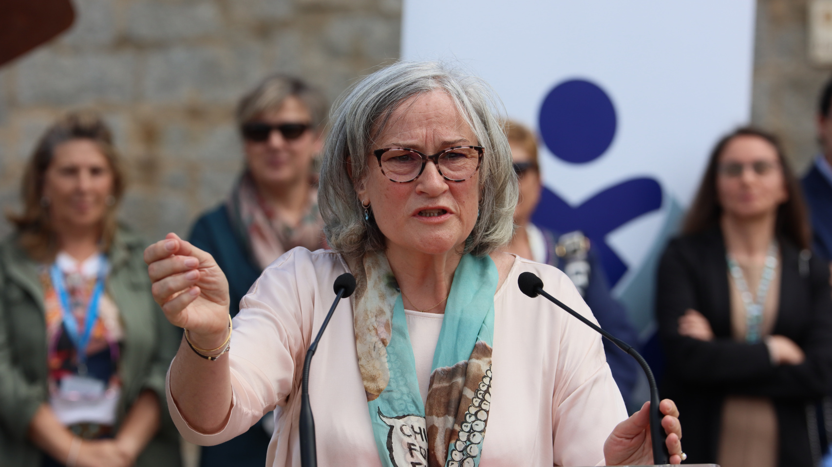 Acto de inauguración de la escultura en homenaje a la labor de los profesionales sanitarios durante la pandemia