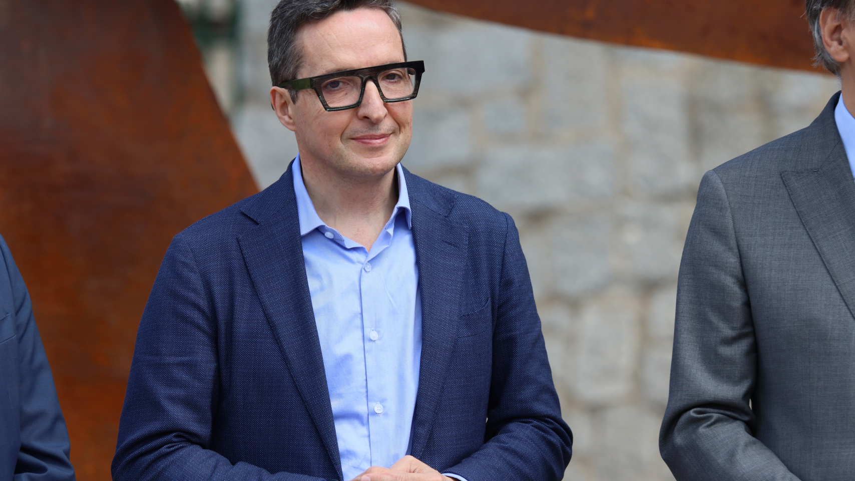 Acto de inauguración de la escultura en homenaje a la labor de los profesionales sanitarios durante la pandemia