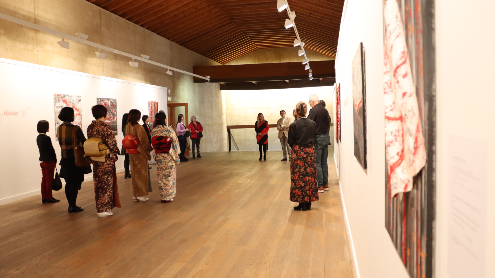Acto de inauguración de la  exposición de la artista en el Centro Cultural Hispano-Japonés