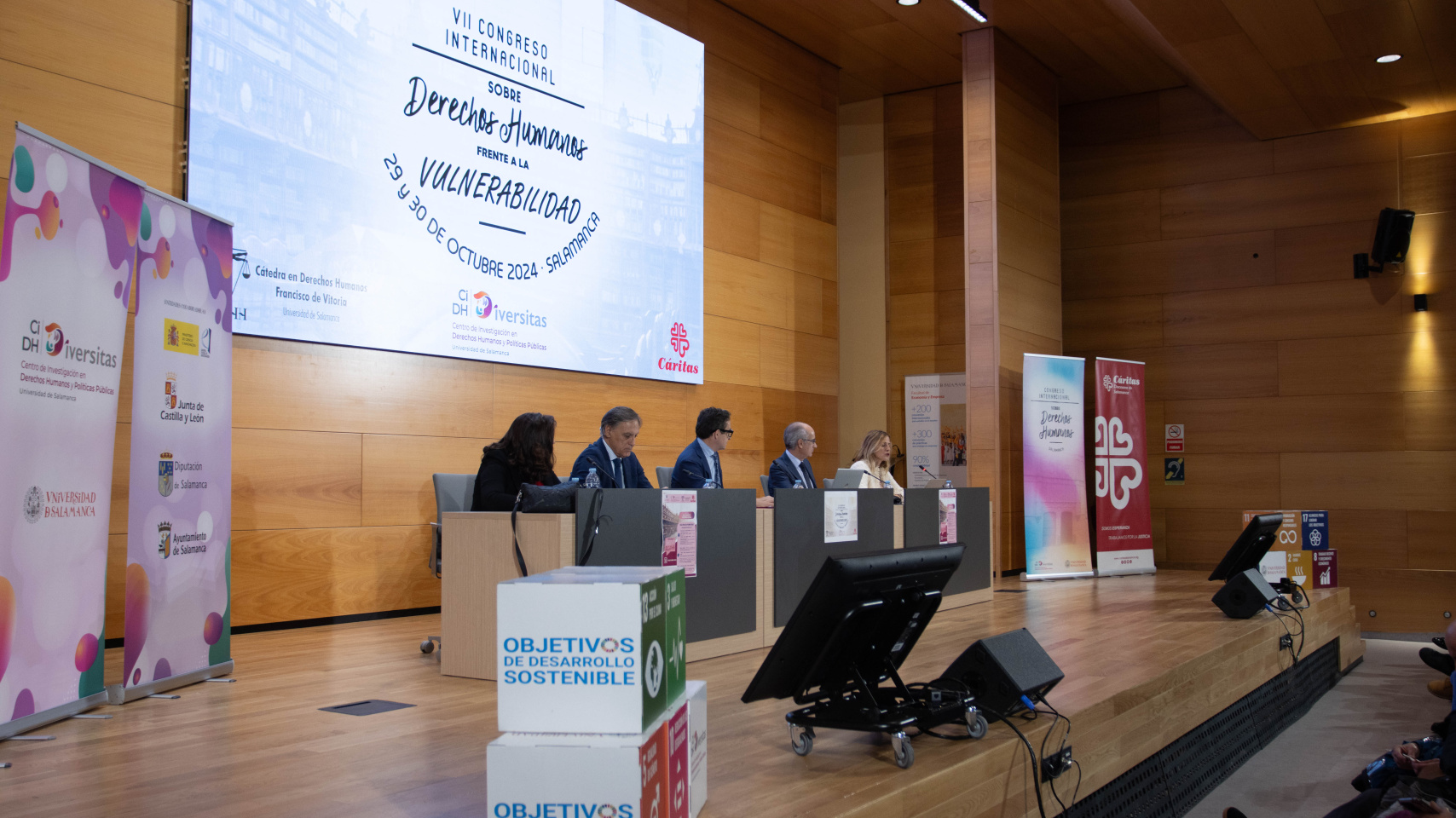 Mesa presidencial compuesta por Purificación Morgado, Carlos Manuel García Carbayo, Juan Manuel Corchado, Francisco Javier Iglesias y Nieves Sanz Mulas.