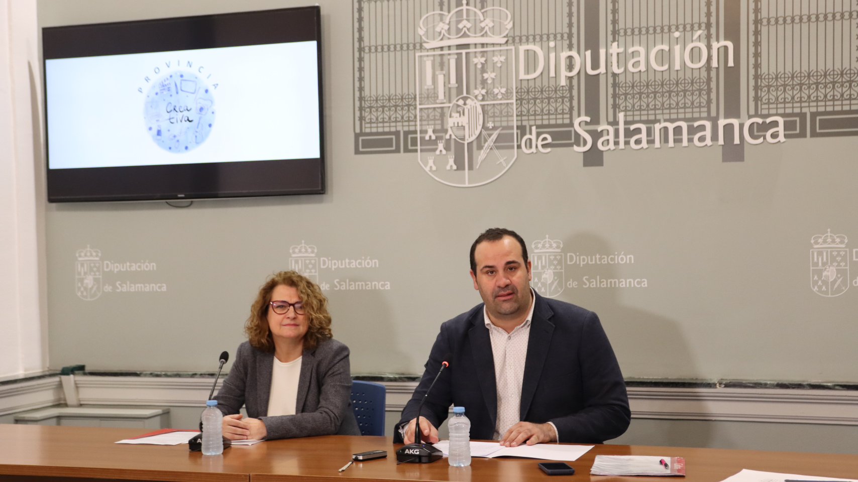 La vicerrectora de Ciencias de la Salud y Asuntos Sociales de la USAL, Ana Martín. junto a David Mingo, diputado de cultura