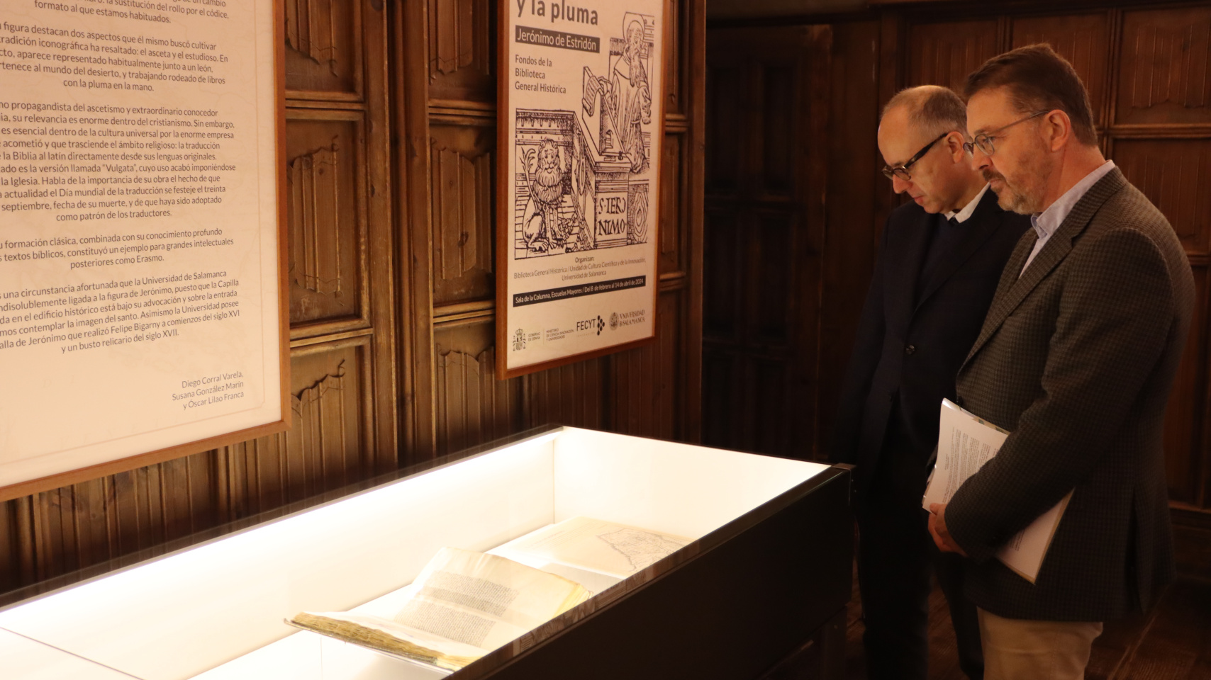El vicerrector de Investigación y Transferencia, José Miguel Mateos, y el director del fondo antiguo de la Biblioteca General Histórica de la USAL, Óscar Lilao
