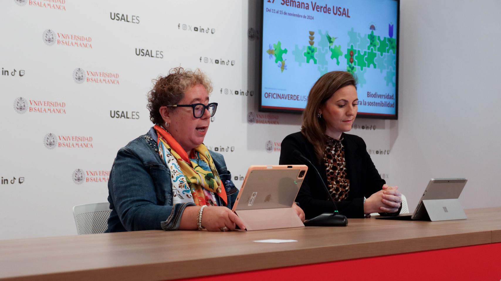 Matilde Olarte, vicerrectora de Cultura, Patrimonio, Sostenibilidad y Desarrollo de Campus; y Mar Marcos, técnico de la Oficina Verde de la USAL en la presentación de la Semana Verde.