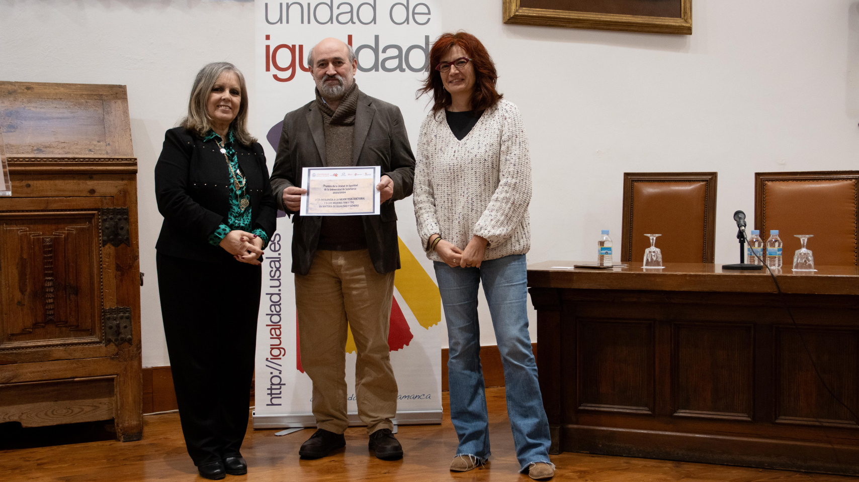 El decano Antonio Notario recoge el galardona como representante de Sara Jácome González