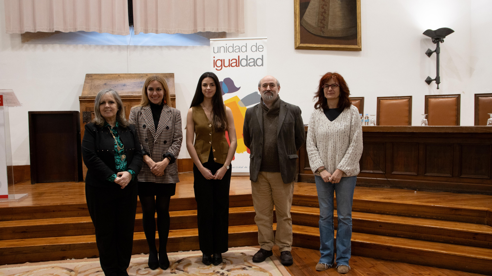 Galardonada y representantes de los galardonados junto a la vicerrectora de Igualdad y la directora de la Unidad de Igualdad