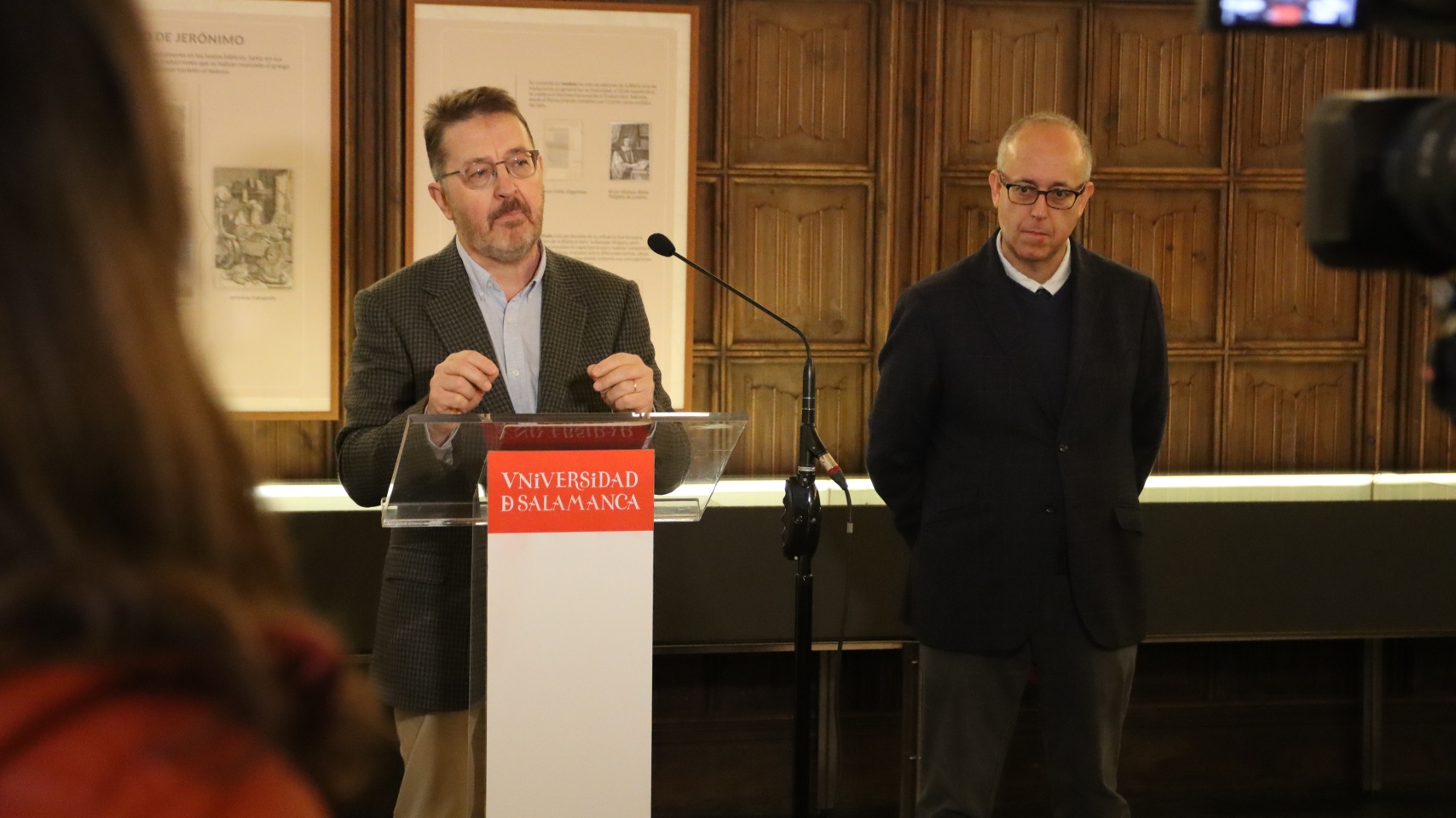 Rueda de prensa para la presentación de la exposición con el vicerrector de Investigación y Transferencia, José Miguel Mateos, y el director del fondo antiguo de la Biblioteca General Histórica de la USAL, Óscar Lilao