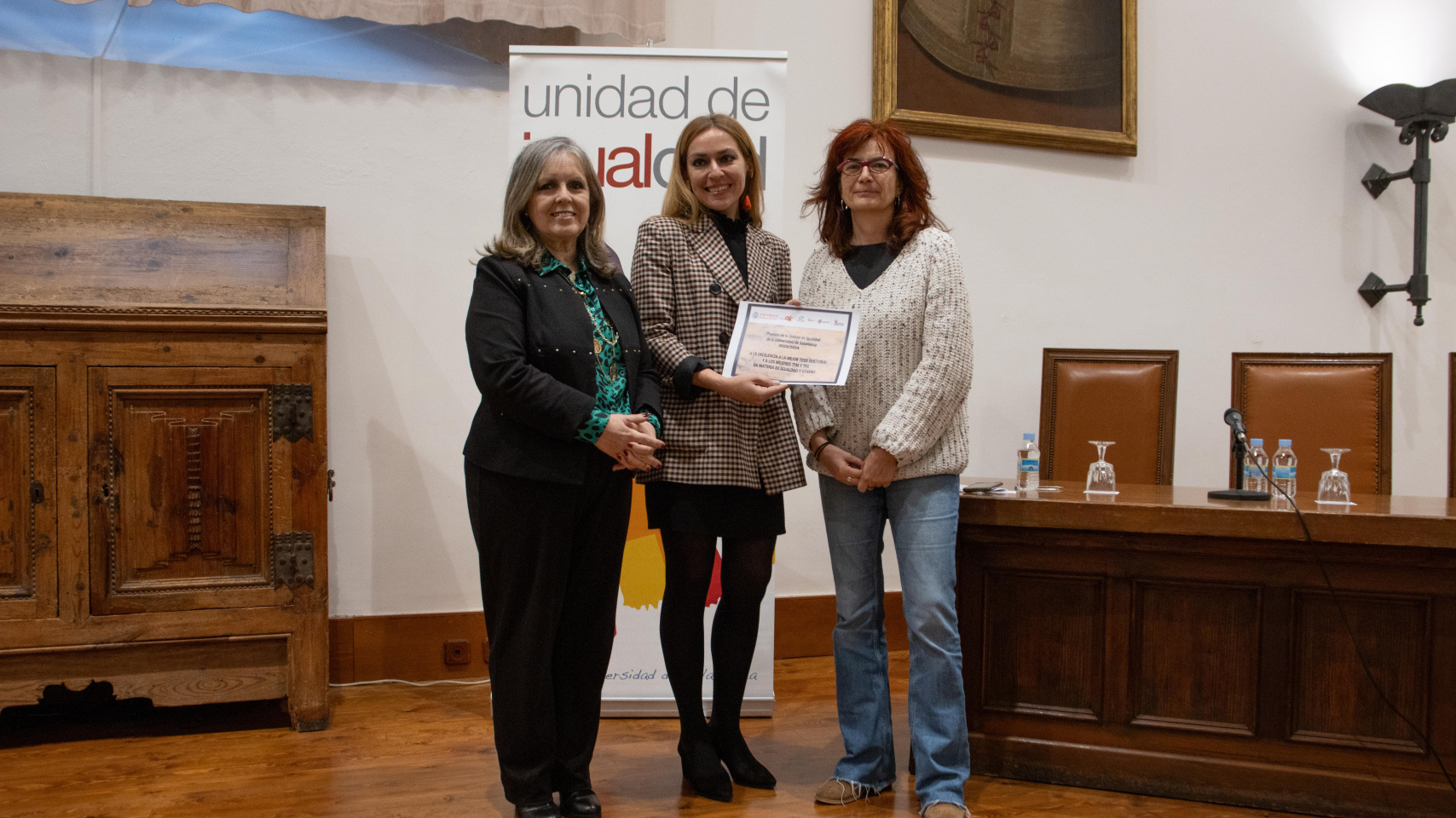 La profesora Olga Ivanova recoge el galardón como representante de Víctor Manuel Sayago López