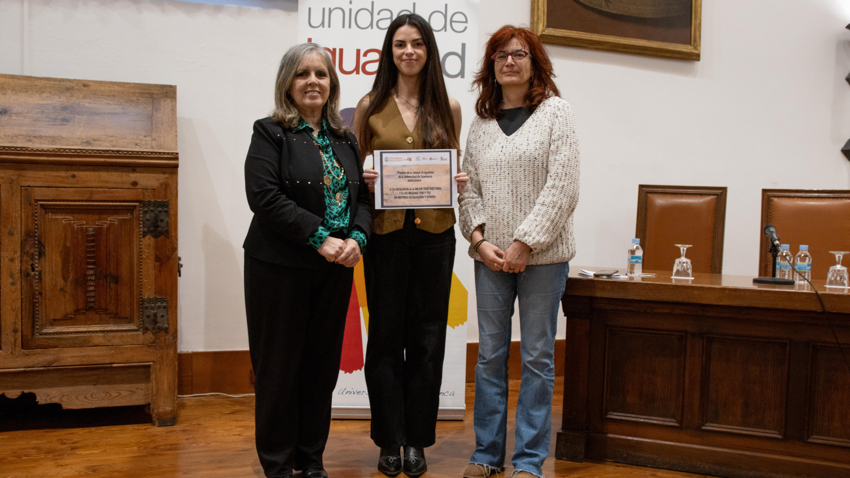 María Trinidad Acedo recoge el galardón a mejor Trabajo de Fin de Grado