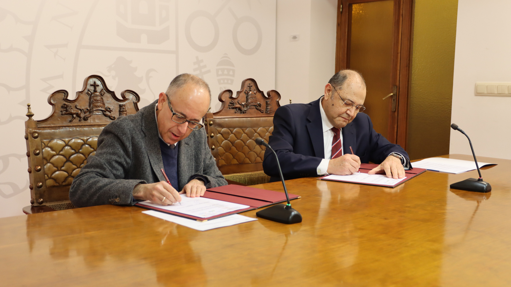 El vicerrector de Investigación y Transferencia de la USAL, José Miguel Mateos, y el presidente de la federación, Jesús Alberto Martín.