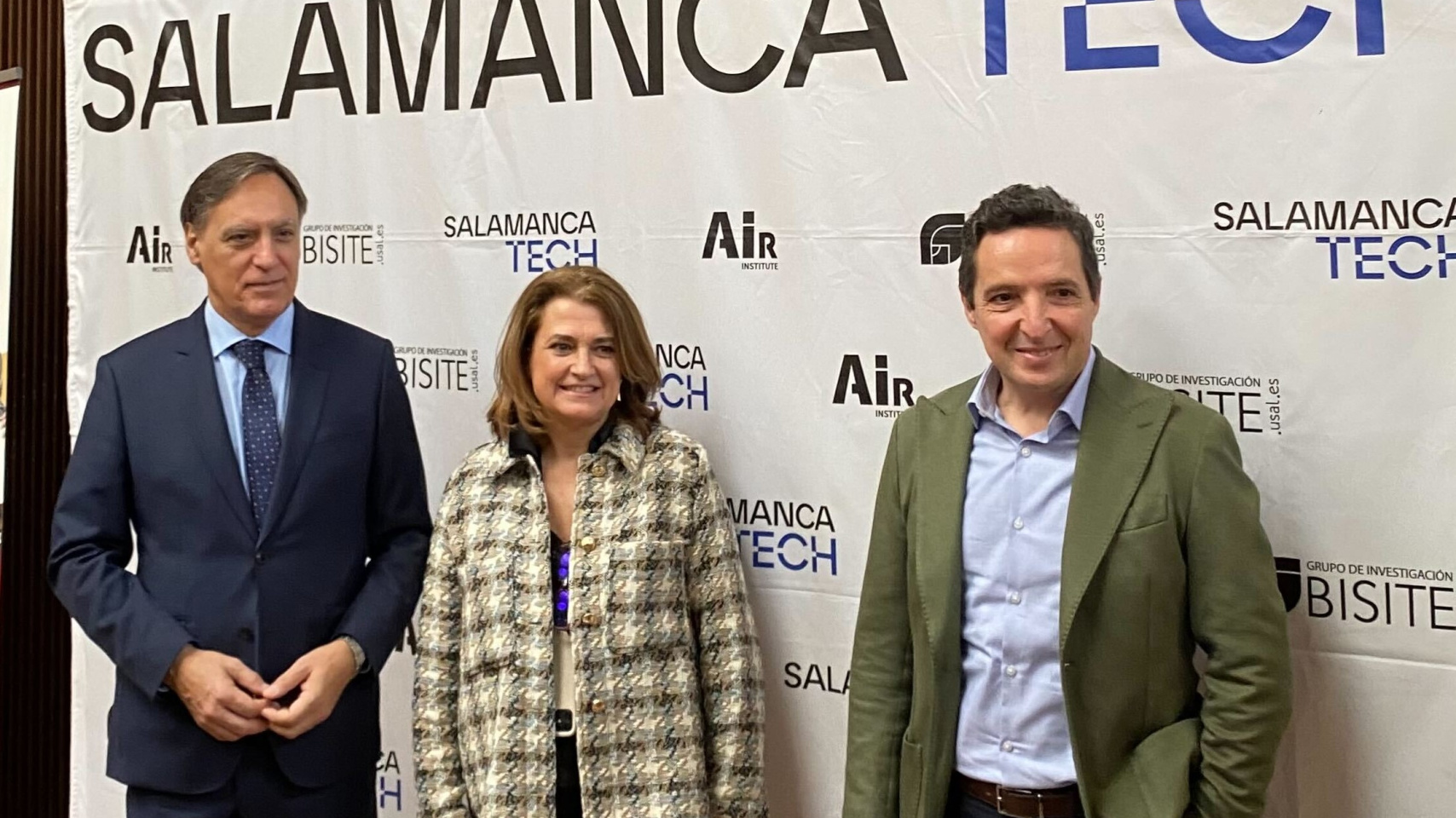 La vicerrectora de Ciencias de la Salud, Ana Martín; el alcalde Carlos García Carbayo; y el catedrático de Inteligencia Artificial, Juan Manuel Corchado, durante la apertura de la jornada “Salamanca Tech. Biotecnología y emprendimiento: Cultivando ecosistemas innovadores con spinoffs”
