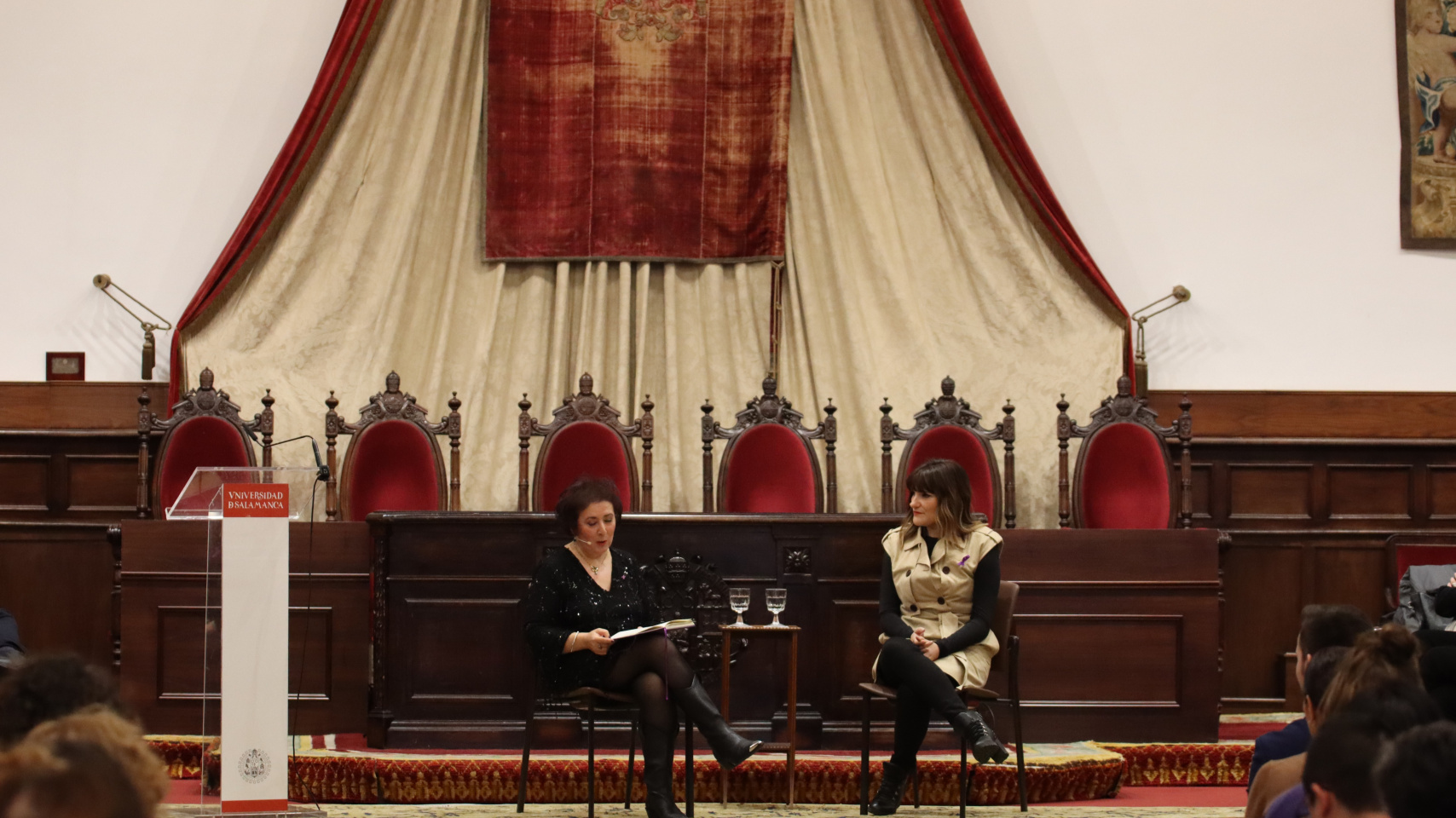 Charla entre Marta del Pozo, directora del CIGESAL, y la cantante Rozalén