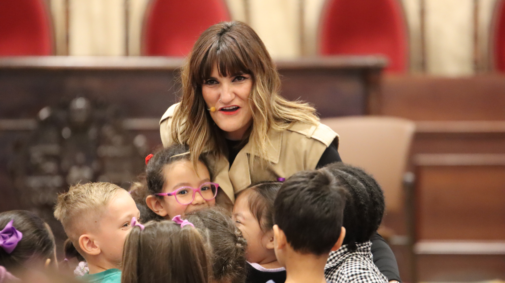 Rozalén acompañada por niños y niñas de C.E.P. Filiberto Villalobos de Salamanca en el Paraninfo de la USAL