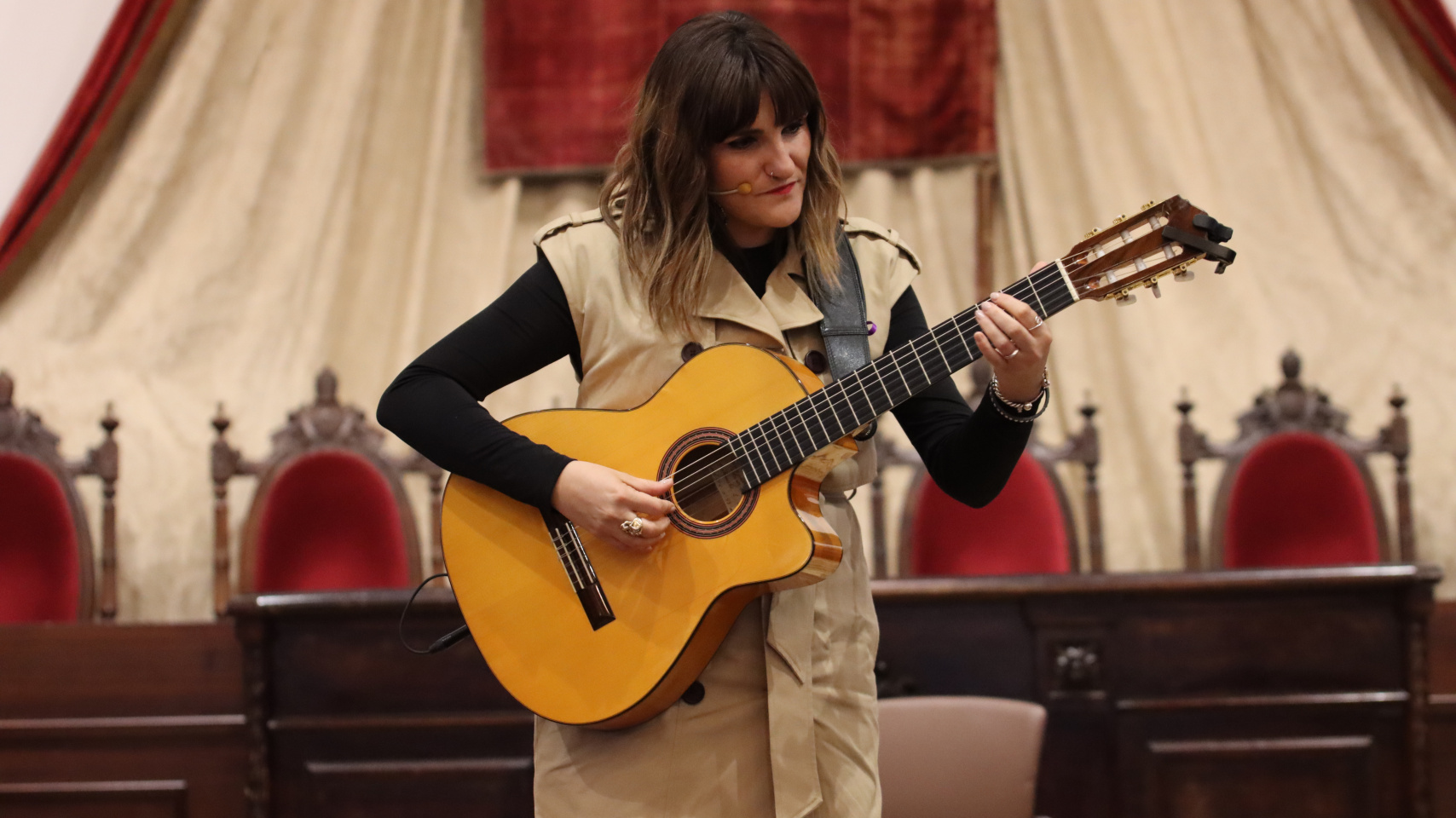 Interpretación por parte de Rozalén del tema “La puerta violeta”