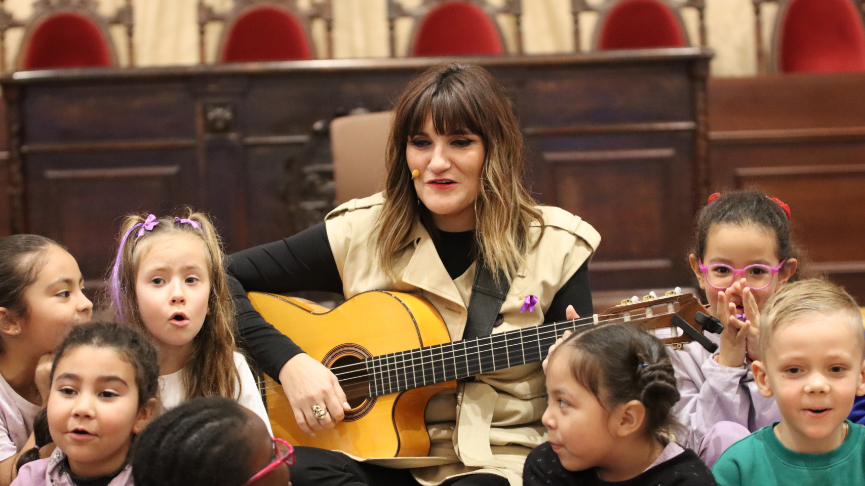 Rozalén acompañada por niños y niñas de C.E.P. Filiberto Villalobos de Salamanca en el Paraninfo de la USAL