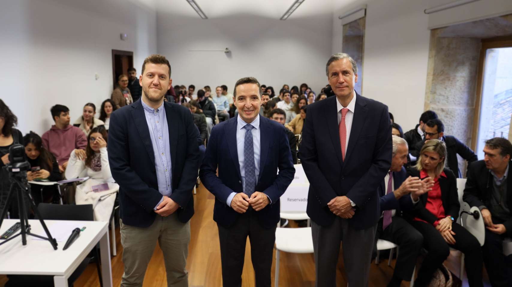 De izquierda a derecha, Carlos Benítez Trinidad, Juan Manuel Corchado y Pedro Dallari durante la inauguración.