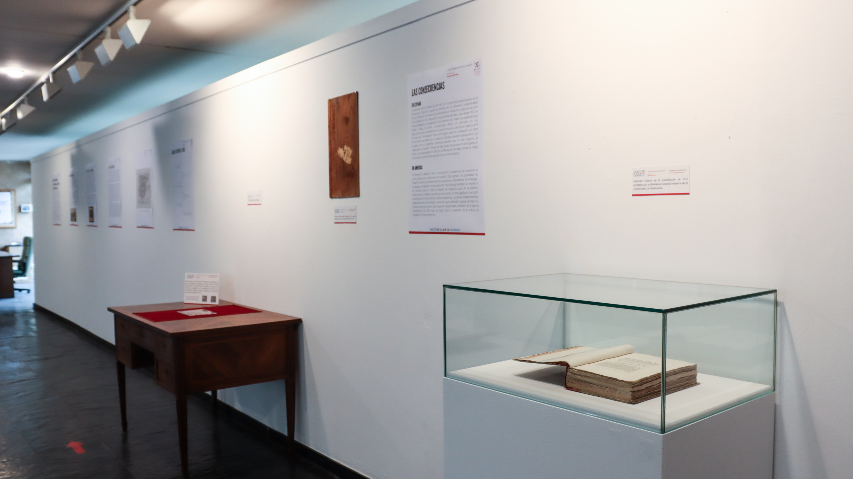 Exposición en el hall de la Facultad de Geografía e Historia