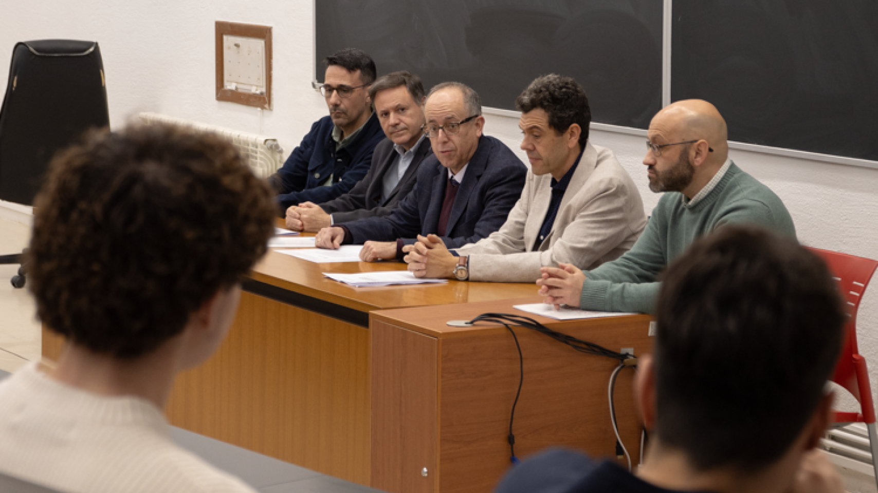 Mesa presidencial de la entrega de premios en la fase local de la LXI Olimpiada Matemática compuesta por Ángel María Martín del Rey, Antonio Miguel Martínez Graña, José Miguel Mateos Roco, Pablo Miguel Chacón Martín y José Ignacio Iglesias Curto.