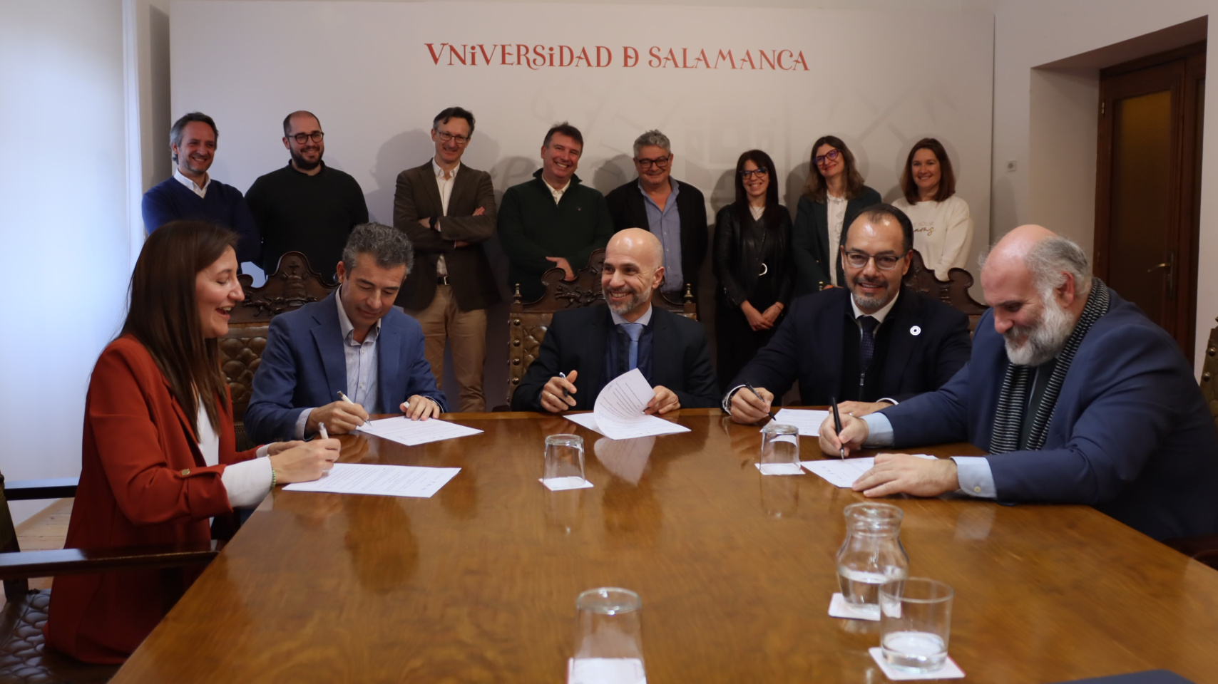 Firma del proyecto en la Sala de Retratos de la Universidad de Salamanca.