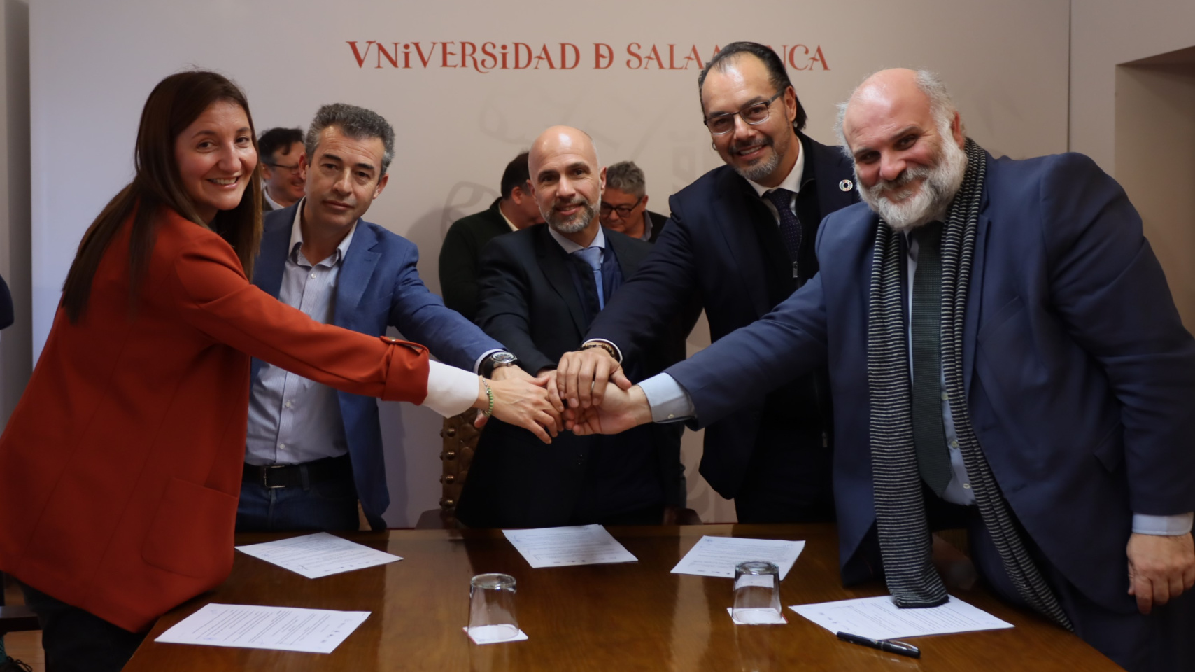 Firma del proyecto en la Sala de Retratos de la Universidad de Salamanca.