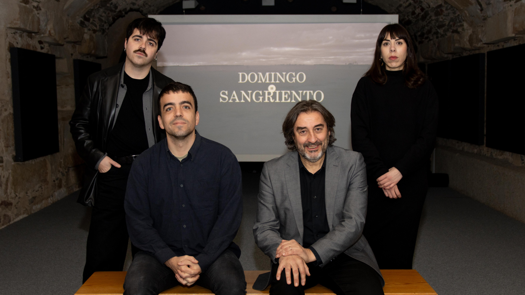 Presentación de 'Domingo sangriento'. Antonio López-Berges (realizador) y Javier Panera (director SAC USAL).Detrás: Iván Andrés (cantante) y Laura Bueno (comisaria).