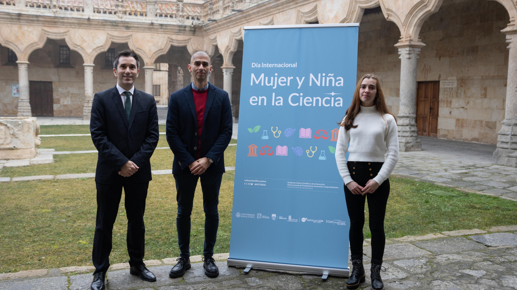 Presentación del programa de actividades. De izq. a dcha.: El vicerrector Federico Bueno de Mata, el director Raúl Rivas y  la técnico Marian Tardáguila.
