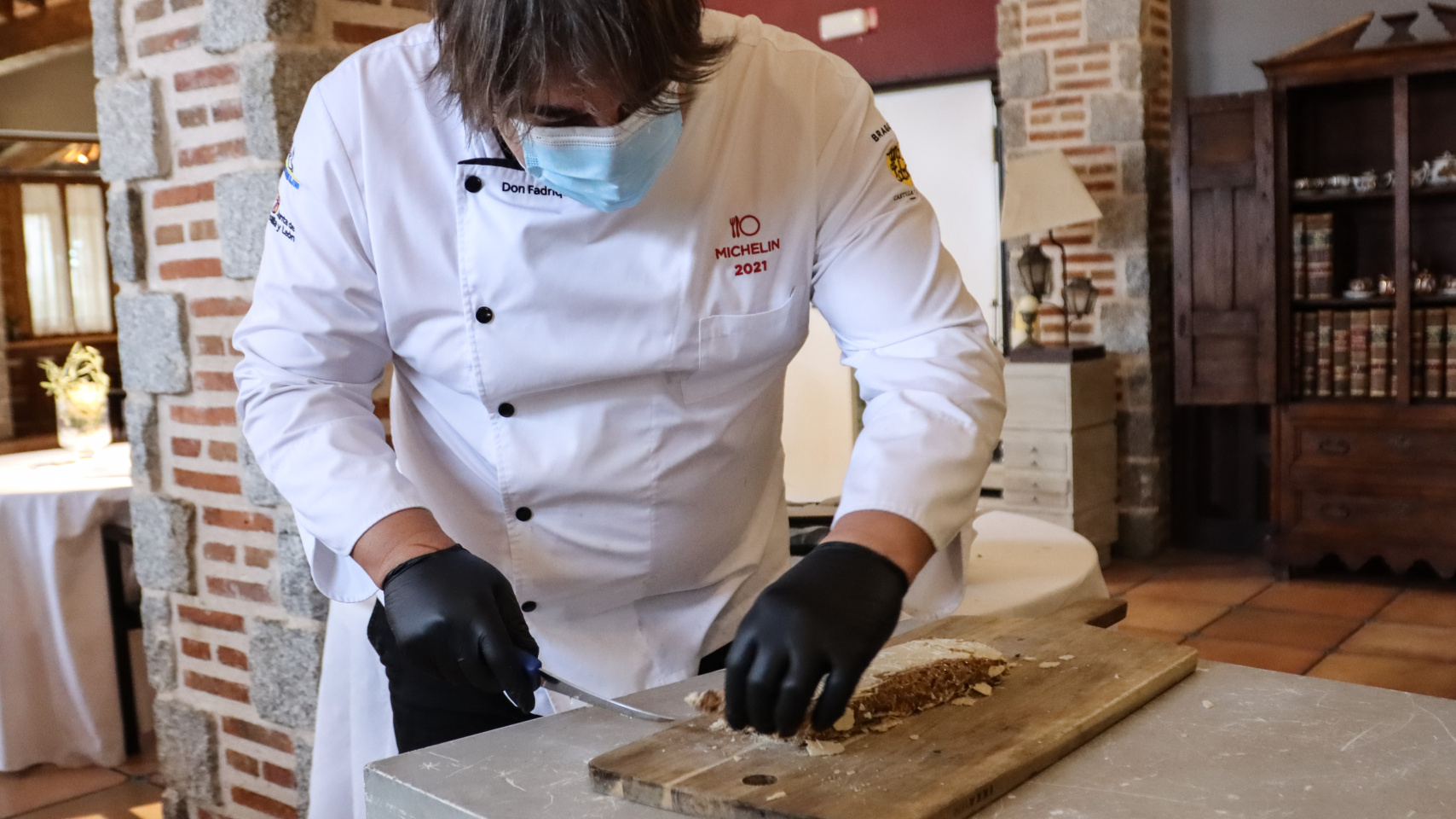 El chef Nicolás Sánchez sirviendo el último plato