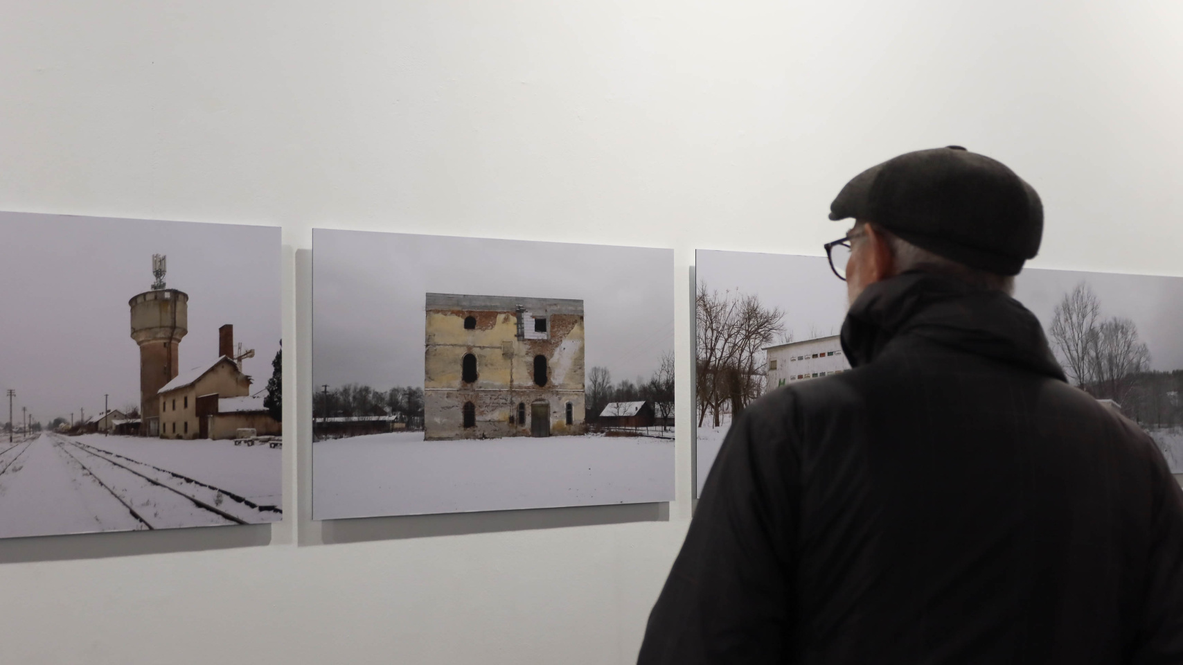 Visitante disfruta de la muestra "Transversalidades"