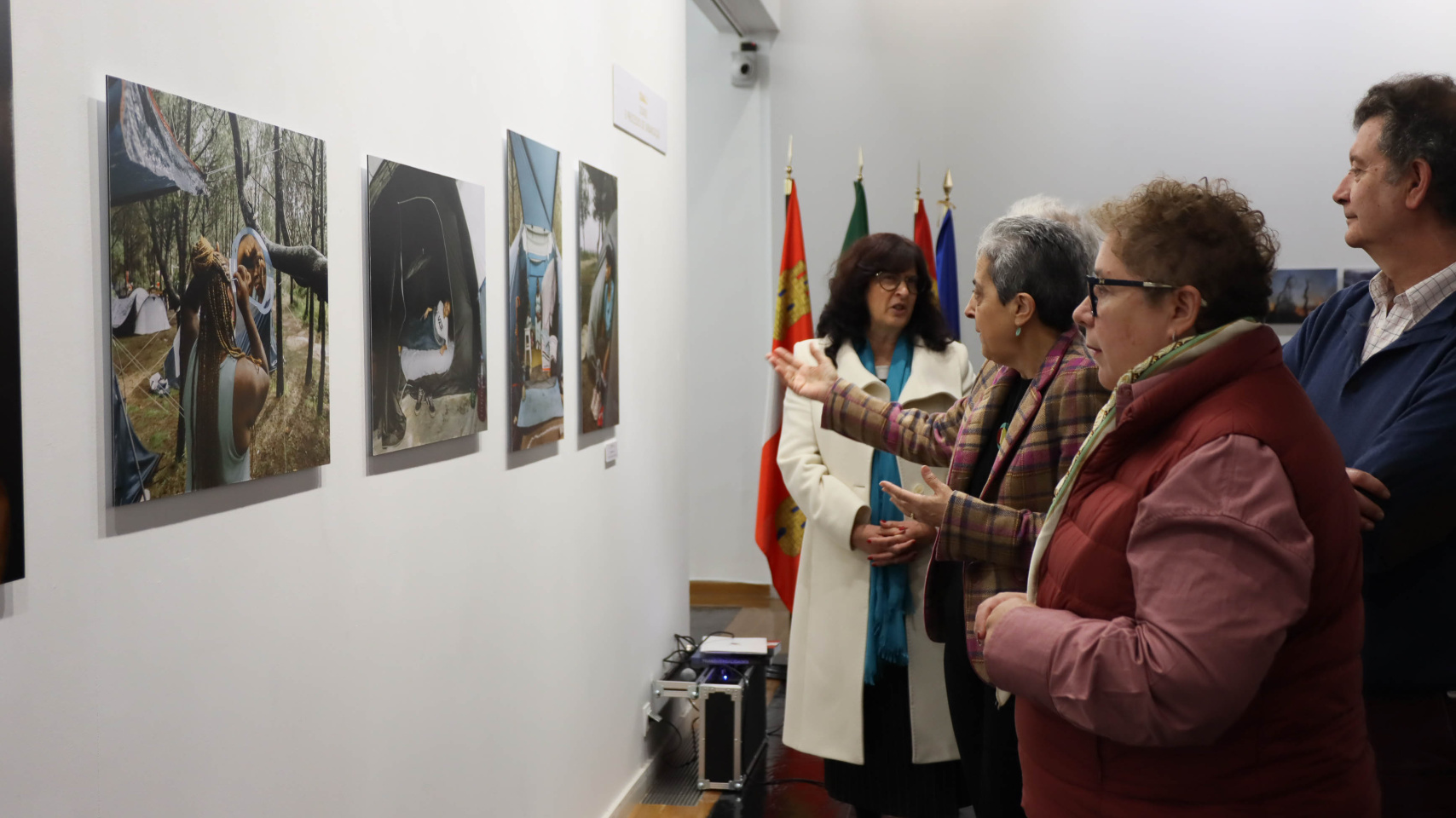 La vicerrectora de Cultura disfruta de una breve explicación sobre la muestra