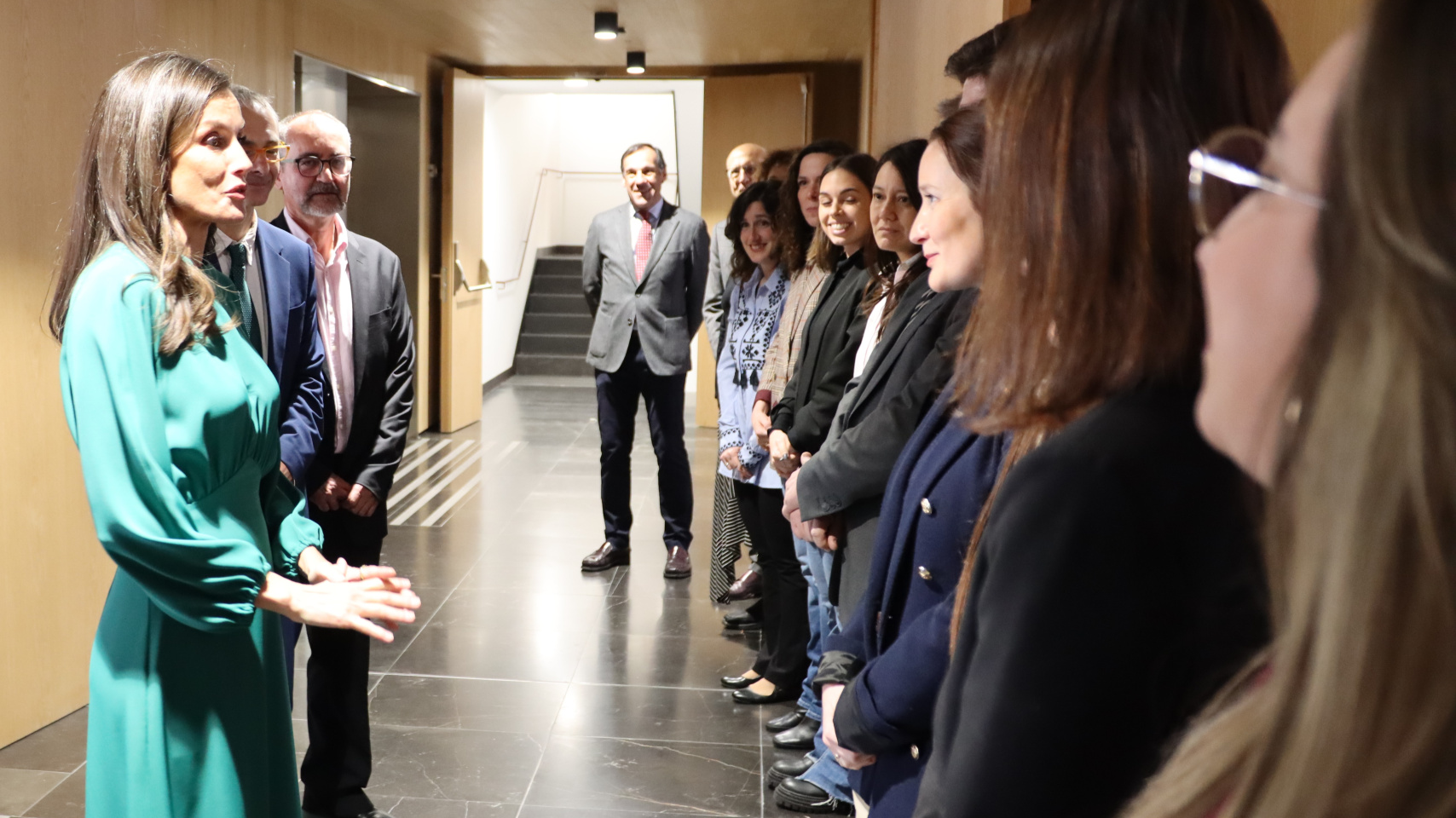 Imagen de la  Reina Letizia con el grupo de investigadores del Centro Internacional del Español de la USAL