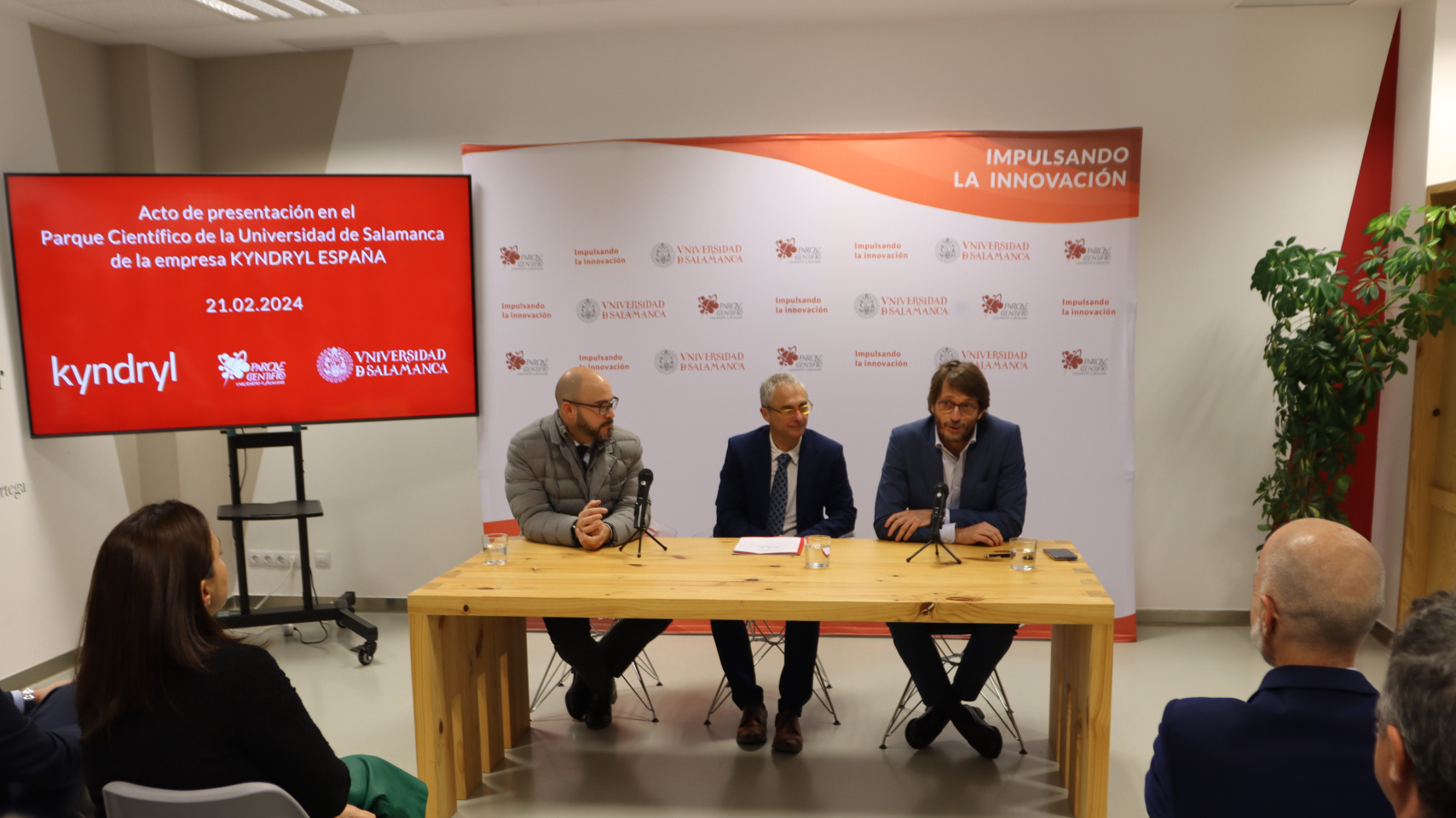 Rueda de prensa con el rector, Ricardo Rivero; el responsable de clientes de la empresa, Diego Sánchez Ramiro; y Daniel Velasco, teniente de alcalde del Ayuntamiento de Villamayor