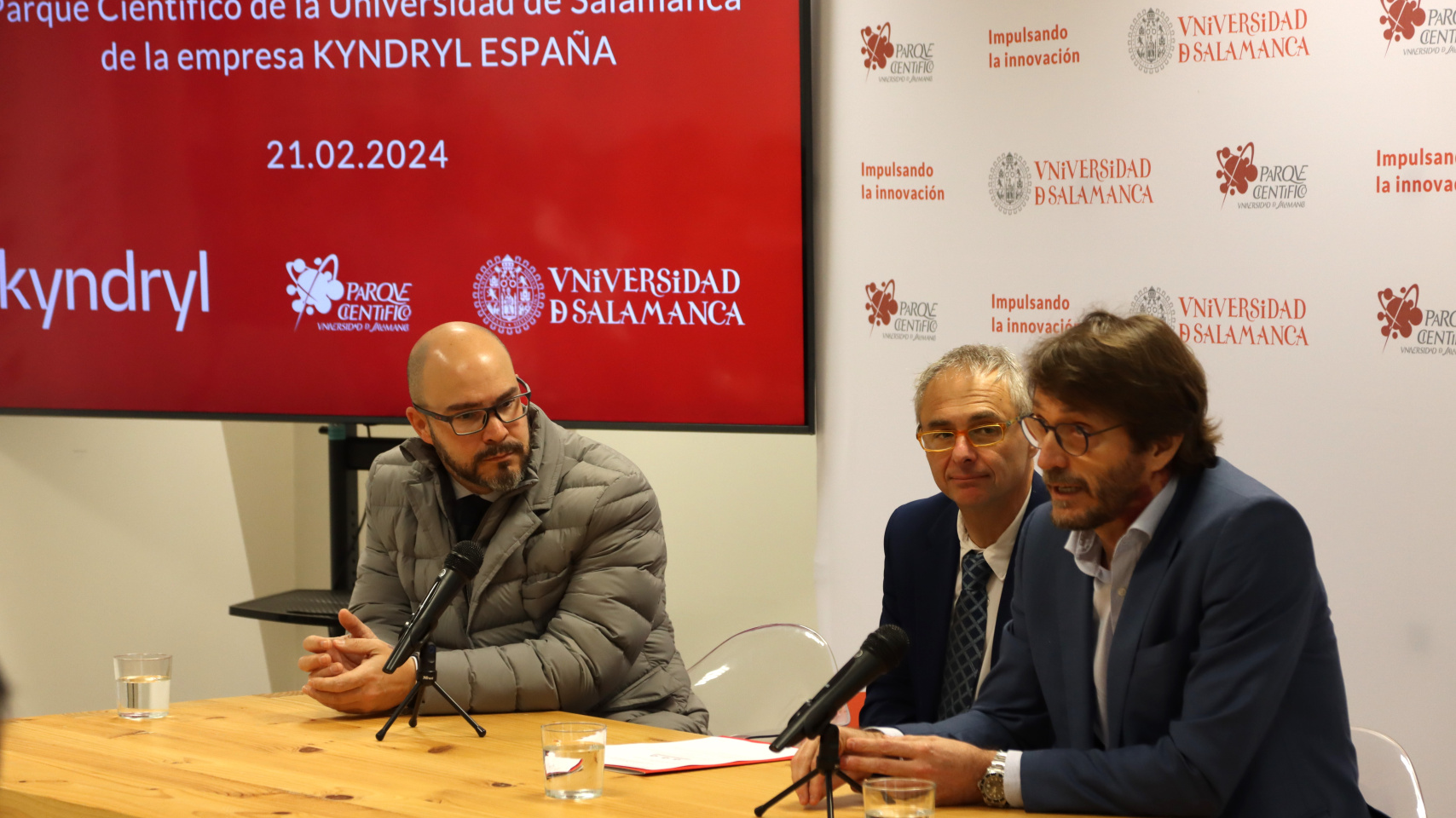 Rueda de prensa con el rector, Ricardo Rivero; el responsable de clientes de la empresa, Diego Sánchez Ramiro; y Daniel Velasco, teniente de alcalde del Ayuntamiento de Villamayor