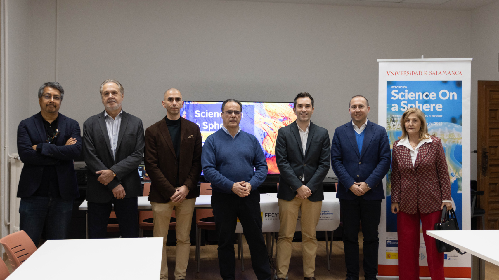 Autoridades de la Universidad de Salamanca y del Ayuntamiento de Salamanca presentan "Science on Sphere" en la Facultad de Educación