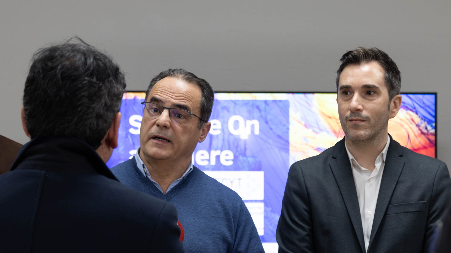 El decano de la Facultad de Educación y el vicerrector de Transferencia, Innovación y Emprendimiento atienden a los medios de información.