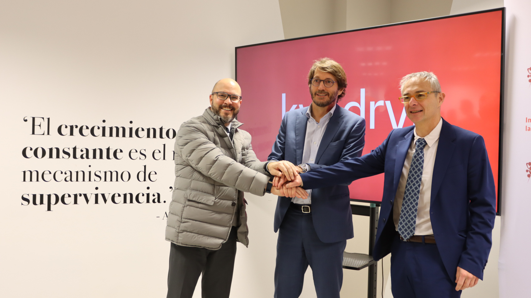 Rueda de prensa con el rector, Ricardo Rivero; el responsable de clientes de la empresa, Diego Sánchez Ramiro; y Daniel Velasco, teniente de alcalde del Ayuntamiento de Villamayor