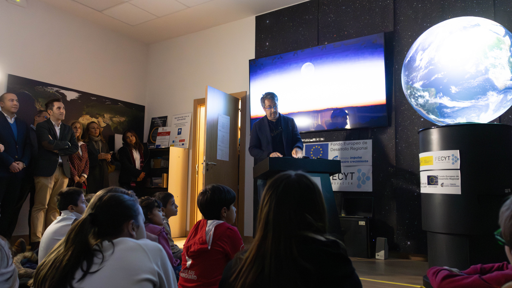 Autoridades visitan la exhibición "Science on Sphere”