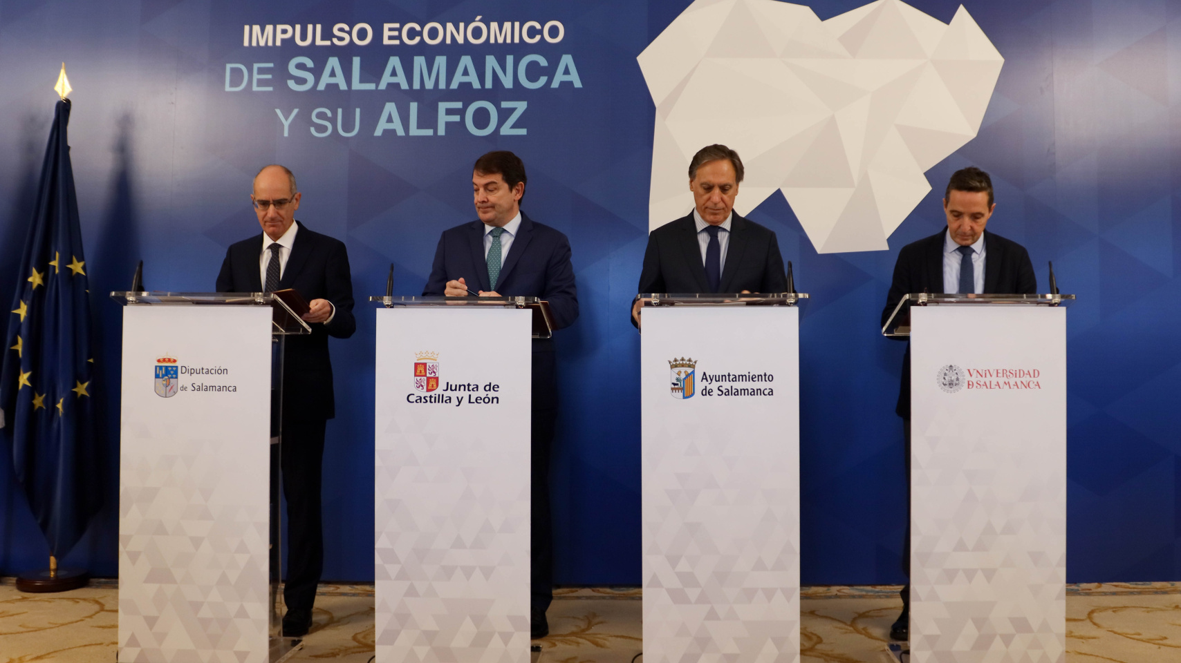 Firma del convenio, de izquierda a derecha, Javier Iglesias, Alfonso Fernández Mañueco, Carlos García Carbayo y Juan Manuel Corchado,