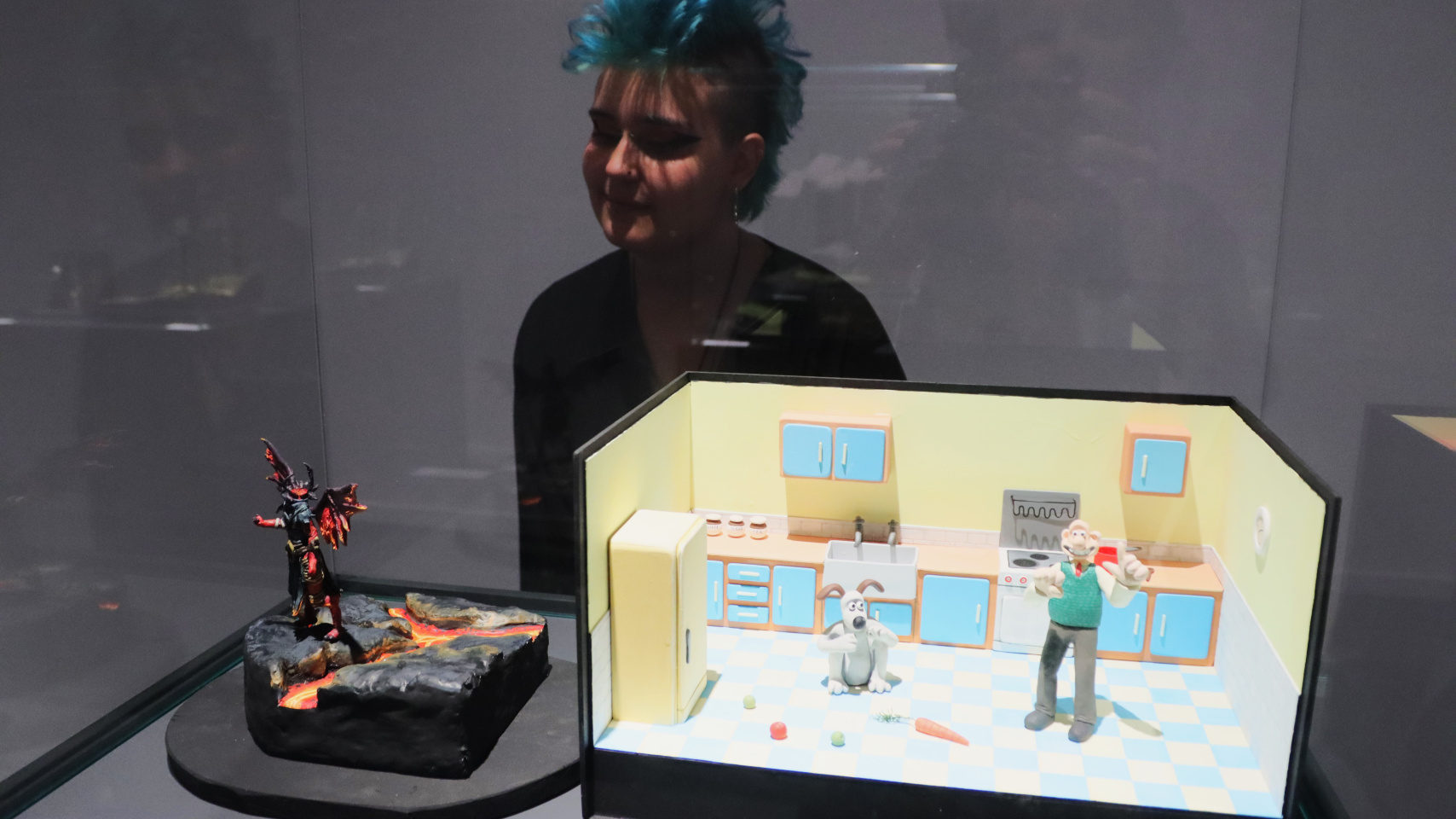 Celia Urien, estudiante de la asignatura de Escenografía, con su maqueta en el Espacio de Arte Experimental en la Hospedería Fonseca.